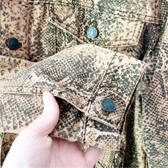 Free‎ People Snake Trucker Jacket in Brown Size Small Button Up Pockets - Picture 4 of 9
